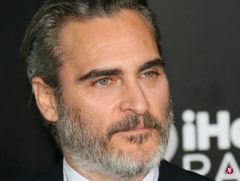 《小丑》里演出“小丑” 的Joaquin Phoenix(华坚冯力士)以大热入围影帝。(法新社) 《小丑》里演出“小丑” 的Joaquin Phoenix(华坚冯力士)以大热入围影帝。(法新社)
