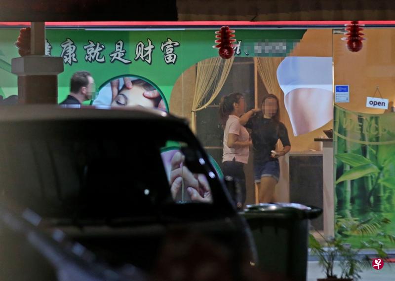 其中一家按摩院外有一名穿着热裤的年轻女郎向路过的男公众抛媚眼。(陈佩敏摄) 其中一家按摩院外有一名穿着热裤的年轻女郎向路过的男公众抛媚眼。(陈佩敏摄)