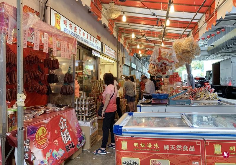 年关将至,公众纷纷到加冷维多利亚批发市场购买年货。(郑书逸摄) 年关将至,公众纷纷到加冷维多利亚批发市场购买年货。(郑书逸摄)