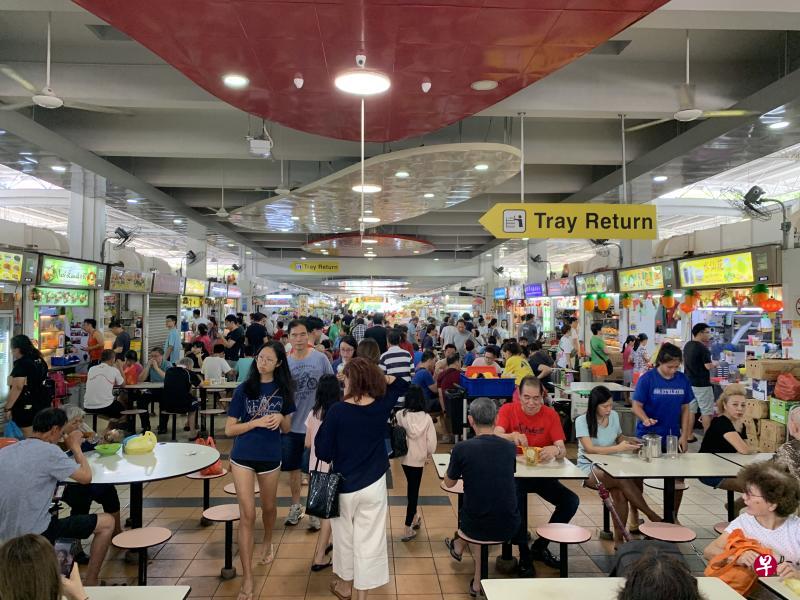 周末时段的宏茂桥628小贩中心人头攒动。 周末时段的宏茂桥628小贩中心人头攒动。