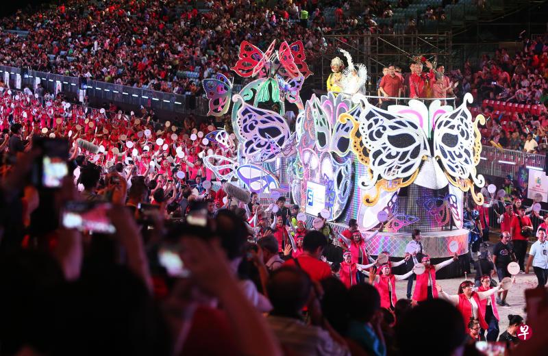 配合2020年妆艺大游行,部分巴士服务将因道路关闭而暂时改道。图为F1维修大楼去年举行的妆艺大游行。(档案照) 配合2020年妆艺大游行,部分巴士服务将因道路关闭而暂时改道。图为F1维修大楼去年举行的妆艺大游行。(档案照)