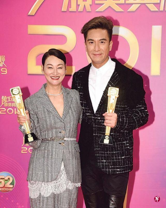 惠英红(左)毫无意外在视后之战中突围。见刘丹入行52年才得第一个奖,本届视帝马国明认陪跑11次后得奖算幸运。(明报图) 惠英红(左)毫无意外在视后之战中突围。见刘丹入行52年才得第一个奖,本届视帝马国明认陪跑11次后得奖算幸运。(明报图)