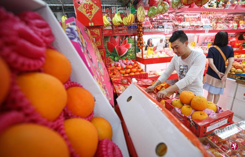 年柑是本地人过年必不可少的应节年货,农历十二月十五刚过,全岛的水果店就开始推出各种柑橘让顾客选购。(林泽锐摄) 年柑是本地人过年必不可少的应节年货,农历十二月十五刚过,全岛的水果店就开始推出各种柑橘让顾客选购。(林泽锐摄)