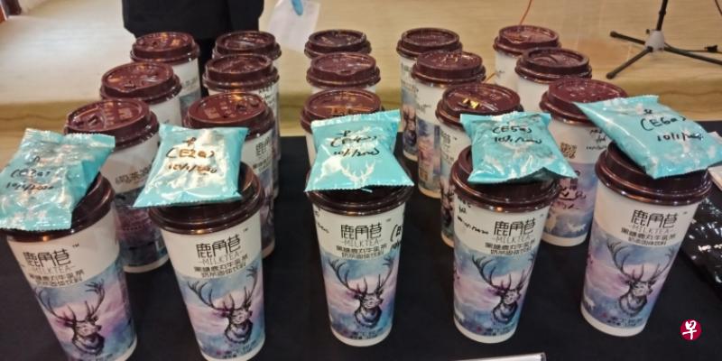 槟州警方昨日展示所起获的掺有摇头丸成分的知名品牌“珍珠奶茶”。(星洲日报) 槟州警方昨日展示所起获的掺有摇头丸成分的知名品牌“珍珠奶茶”。(星洲日报)