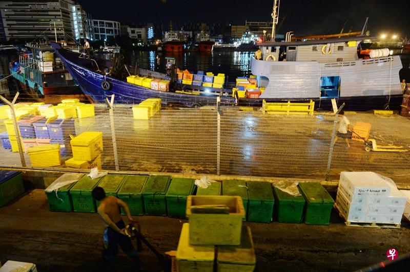 转运的海鲜一般不得从码头搬入境。(潘丰源摄) 转运的海鲜一般不得从码头搬入境。(潘丰源摄)