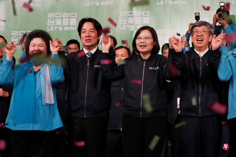 台湾绿营总统蔡英文(右二)胜选连任,符合选前民调的预测。(路透社) 台湾绿营总统蔡英文(右二)胜选连任,符合选前民调的预测。(路透社)