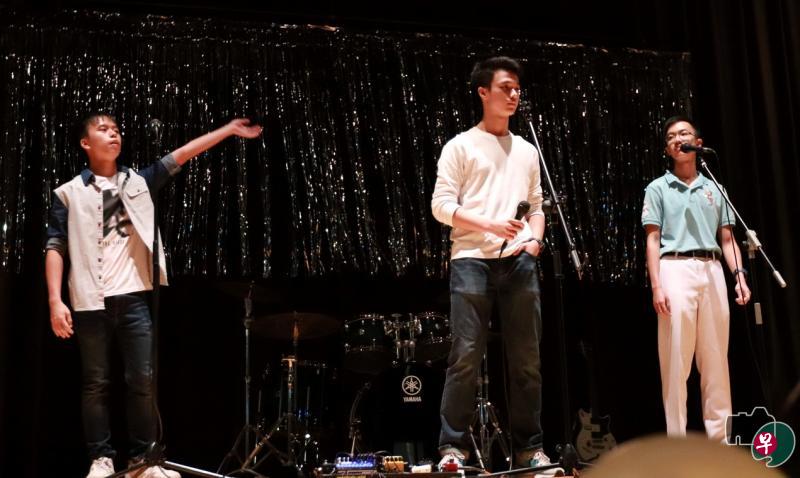 演唱《突然好想你》的“We need a drummer”乐队在才艺秀上表现出众。(莱书提供) 演唱《突然好想你》的“We need a drummer”乐队在才艺秀上表现出众。(莱书提供)