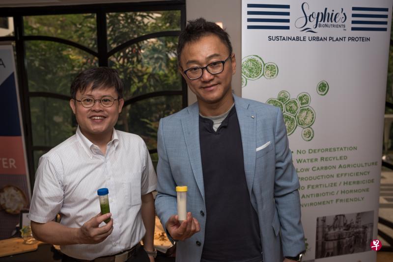 苏菲厨房创办人陈钧能(左)与王耀信在第二届宜居挑战中获奖,该公司的产品是以微藻发酵方式制造出分离蛋白粉,即节省能源与资源又能提供相等于海鲜类的蛋白质。(Eco-Business提供) 苏菲厨房创办人陈钧能(左)与王耀信在第二届宜居挑战中获奖,该公司的产品是以微藻发酵方式制造出分离蛋白粉,即节省能源与资源又能提供相等于海鲜类的蛋白质。(Eco-Business提供)