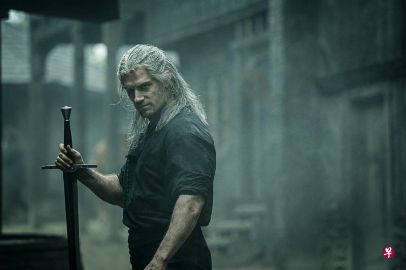 亨利卡维尔饰专门靠杀怪物赚取赏金维生的猎魔士。(Netflix提供) 亨利卡维尔饰专门靠杀怪物赚取赏金维生的猎魔士。(Netflix提供)
