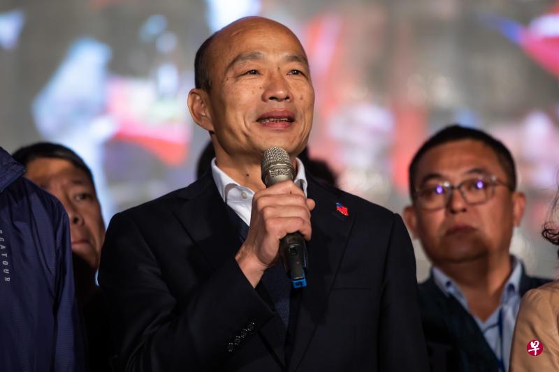 很多人不解,为什么一年前溃不成军、痛失九合一选举的民进党得以“逆转胜”?而一年前气势如虹、创造奇迹的韩国瑜,却狂输265万张票,连五五波的成绩也打不出来?(彭博社) 很多人不解,为什么一年前溃不成军、痛失九合一选举的民进党得以“逆转胜”?而一年前气势如虹、创造奇迹的韩国瑜,却狂输265万张票,连五五波的成绩也打不出来?(彭博社)