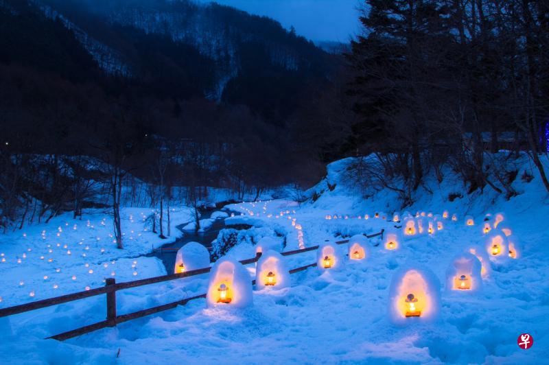 汤西川温泉雪洞祭灯火点点,为夜晚的河畔创造了浪漫氛围。(曾兄弟提供) 汤西川温泉雪洞祭灯火点点,为夜晚的河畔创造了浪漫氛围。(曾兄弟提供)