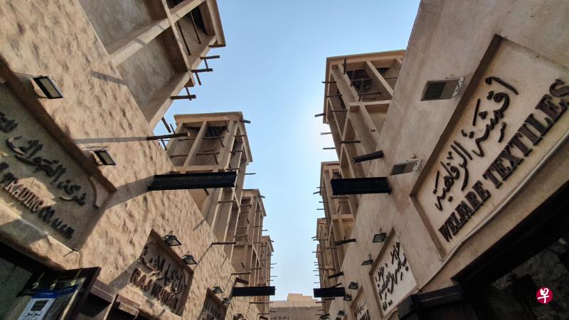 旧城区部分街道保留迪拜旧时建筑风格,高高的“烟囱”设计将四面吹过的风导入室内,是老迪拜人的“冷气机”。(靳忻摄) 旧城区部分街道保留迪拜旧时建筑风格,高高的“烟囱”设计将四面吹过的风导入室内,是老迪拜人的“冷气机”。(靳忻摄)