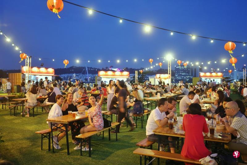 台湾人气红火的宁夏夜市在圣淘沙西乐索海滩“过年”,吸引食客尝鲜和拍照“打卡”。(谢智扬摄) 台湾人气红火的宁夏夜市在圣淘沙西乐索海滩“过年”,吸引食客尝鲜和拍照“打卡”。(谢智扬摄)