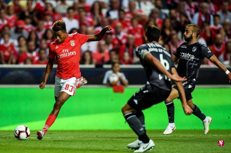 热德松·费尔南德斯(左)成为莫里尼奥担任热刺主帅后签下的第一人。(法新社) 热德松·费尔南德斯(左)成为莫里尼奥担任热刺主帅后签下的第一人。(法新社)