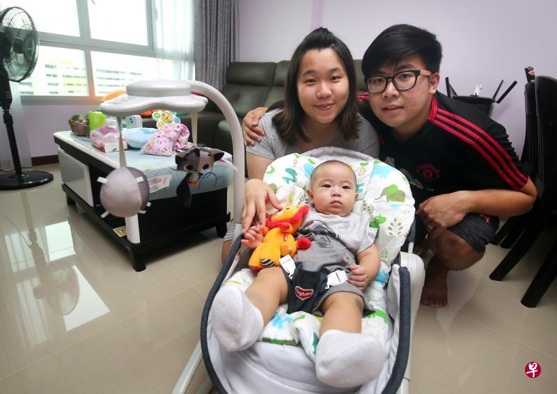 李慧娴和林贤兴的儿子林昱辰去年7月出世,在未迁入新居前,三人平日住在李慧娴娘家,周末则到林贤兴父母家过夜。夫妻俩希望搬进自己的家后,生活安定下来,未来希望至少再添一个小孩。(萧紫薇摄) 李慧娴和林贤兴的儿子林昱辰去年7月出世,在未迁入新居前,三人平日住在李慧娴娘家,周末则到林贤兴父母家过夜。夫妻俩希望搬进自己的家后,生活安定下来,未来希望至少再添一个小孩。(萧紫薇摄)