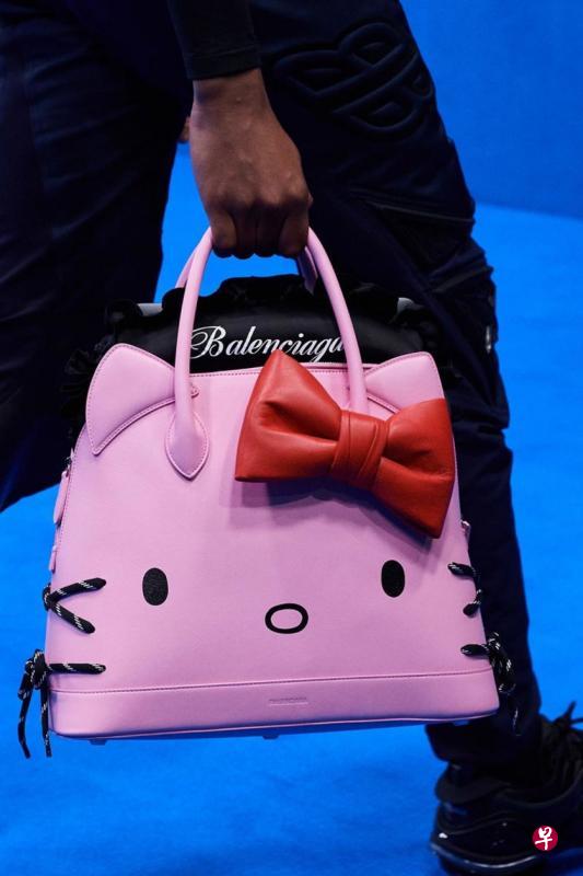 巴黎世家专门为男士设计的吉蒂猫包包即将上市。(互联网) 巴黎世家专门为男士设计的吉蒂猫包包即将上市。(互联网)