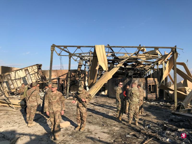 伊拉克西部的美军阿萨德空军基地上周三(8日)被伊朗发射的多枚导弹袭击,炸毁部分军事设施。即便那里是美国在伊拉克驻军最多的基地,美国总统特朗普在袭击后发表声明说,没有美军在袭击中伤亡。(路透社) 伊拉克西部的美军阿萨德空军基地上周三(8日)被伊朗发射的多枚导弹袭击,炸毁部分军事设施。即便那里是美国在伊拉克驻军最多的基地,美国总统特朗普在袭击后发表声明说,没有美军在袭击中伤亡。(路透社)