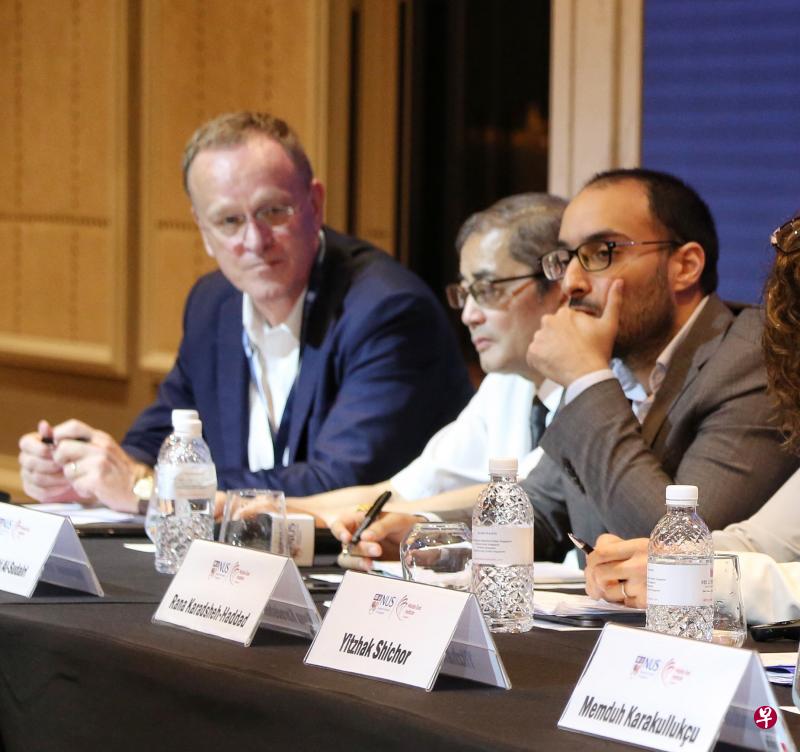 新加坡国立大学中东研究所昨天举行围绕中东如何借鉴东亚经验主题的论坛,沙特阿拉伯费萨尔国王研究中心亚洲研究单位主管苏墨涵(右一)提出,中东国家可以借鉴中共执政者的危机意识。分论坛主持人为新加坡国立大学东亚研究所所长郝福满(左一)。(陈福洲摄) 新加坡国立大学中东研究所昨天举行围绕中东如何借鉴东亚经验主题的论坛,沙特阿拉伯费萨尔国王研究中心亚洲研究单位主管苏墨涵(右一)提出,中东国家可以借鉴中共执政者的危机意识。分论坛主持人为新加坡国立大学东亚研究所所长郝福满(左一)。(陈福洲摄)