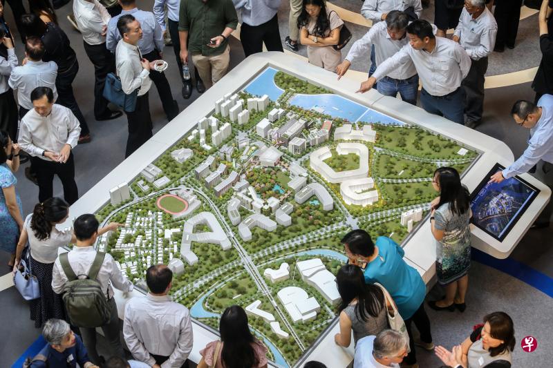 榜鹅数码园区第一阶段工程将在2023年完工，居民到时可享有更多的工作和学习机会、更环保和智能的住家，以及更多的便利设施。图为公众昨天在榜鹅水滨坊举办的榜鹅数码园区展览上观看园区模型。（叶振忠摄）