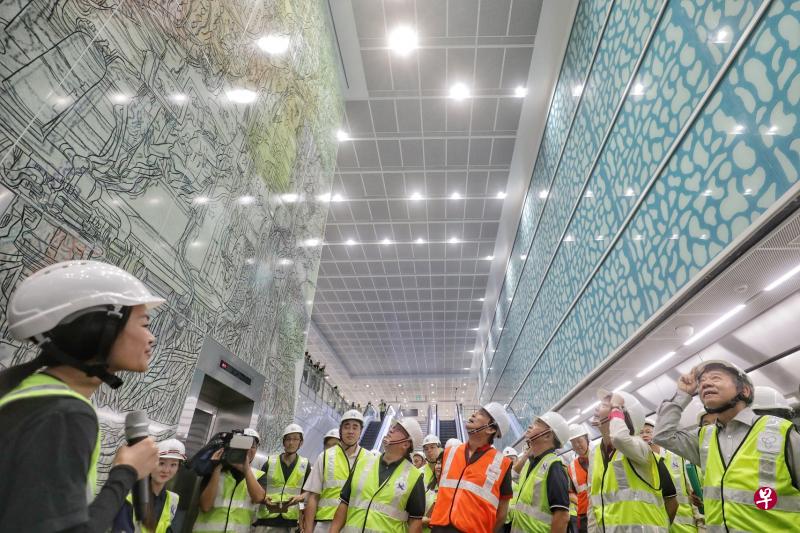 基础建设统筹部长兼交通部长许文远(右一)、义顺集选区议员李美花(右二)和SMRT主席佘文民(右四)等昨天到春叶站视察时,聆听职员讲解该站艺术作品“回忆之树”的设计灵感。(林国明摄) 基础建设统筹部长兼交通部长许文远(右一)、义顺集选区议员李美花(右二)和SMRT主席佘文民(右四)等昨天到春叶站视察时,聆听职员讲解该站艺术作品“回忆之树”的设计灵感。(林国明摄)