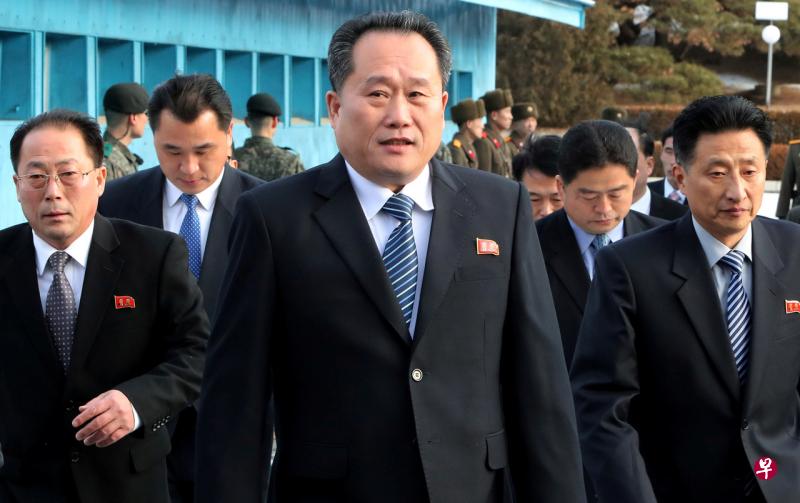军人出身、曾负责韩朝军事工作会谈的李善权(中),此前一直担任朝鲜对韩机构祖平统主席。(路透社) 军人出身、曾负责韩朝军事工作会谈的李善权(中),此前一直担任朝鲜对韩机构祖平统主席。(路透社)