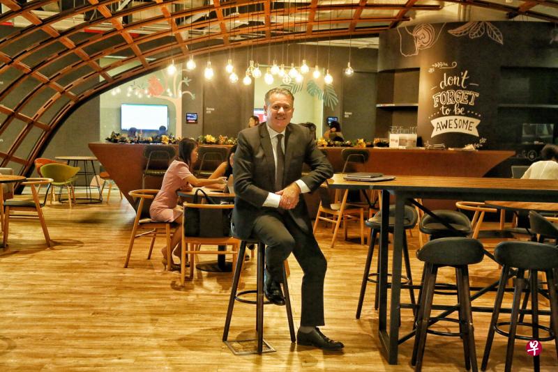 华维融:通过帮助人们做出更明智的选择,提早改变生活方式,我们能帮助人们防止患上诊治费用昂贵的疾病。华维融选择在自己最常办公的地点——咖啡座拍摄照片,他没有自己的总裁办公室,和所有员工一样没有固定办公桌,他选择咖啡座是因为这里能和多数员工打招呼。(陈福州 摄) 华维融:通过帮助人们做出更明智的选择,提早改变生活方式,我们能帮助人们防止患上诊治费用昂贵的疾病。华维融选择在自己最常办公的地点——咖啡座拍摄照片,他没有自己的总裁办公室,和所有员工一样没有固定办公桌,他选择咖啡座是因为这里能和多数员工打招呼。(陈福州 摄)