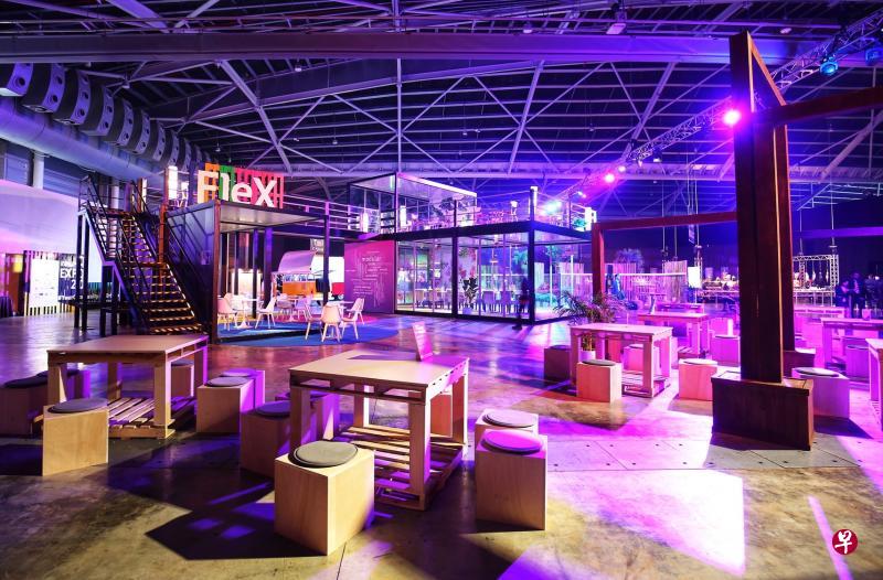 新加坡展览集团推出的FleX模块空间可高达六米,容纳多达250人,让客户在大型展览期间有个舒适空间进行交流。(萧紫薇摄) 新加坡展览集团推出的FleX模块空间可高达六米,容纳多达250人,让客户在大型展览期间有个舒适空间进行交流。(萧紫薇摄)