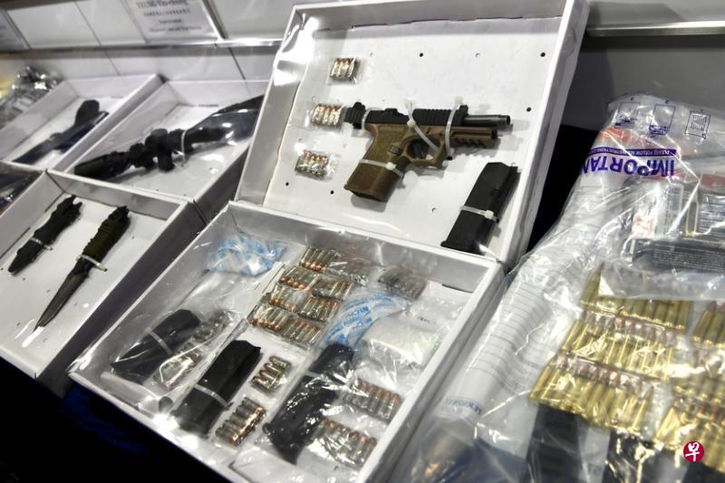 香港警方前天在记者会上展示检获的枪械子弹等证物。(中新社) 香港警方前天在记者会上展示检获的枪械子弹等证物。(中新社)