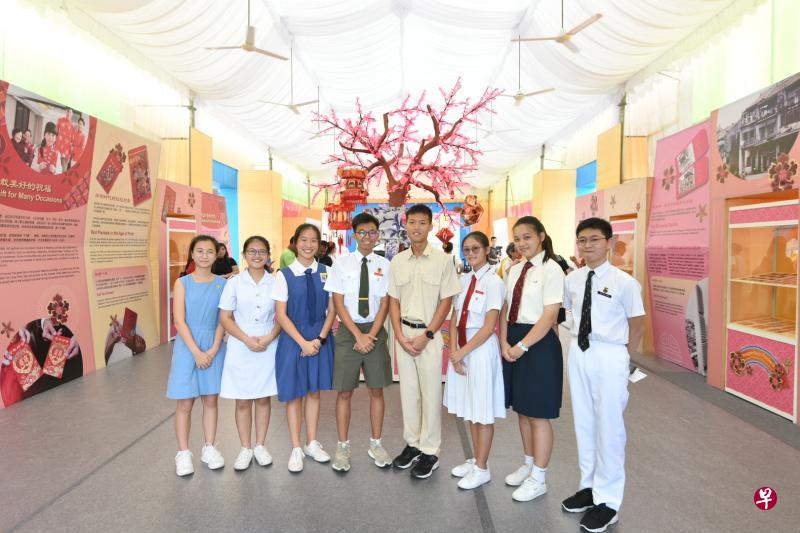 来自八所学府的学生在“红彤彤的祝福:华人的红包文化”特展上当导览大使,当中包括卓毓琦(左起)、蔡昱昕、叶璟仪、卓凯伦、吴优、卓欣慧、李思颖和谢伟雄。(特约陈佳誉摄) 来自八所学府的学生在“红彤彤的祝福:华人的红包文化”特展上当导览大使,当中包括卓毓琦(左起)、蔡昱昕、叶璟仪、卓凯伦、吴优、卓欣慧、李思颖和谢伟雄。(特约陈佳誉摄)