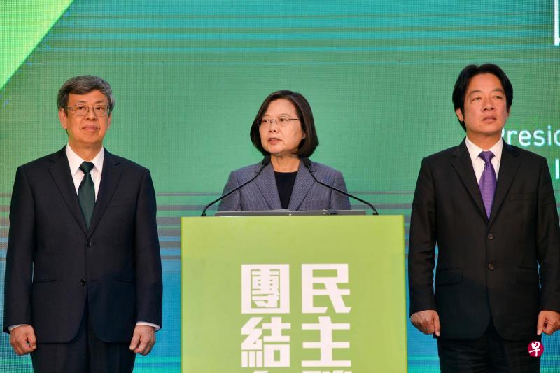 台湾总统蔡英文(中)提醒党内同志,817万名投票给她的选民并非都支持民进党。(法新社) 台湾总统蔡英文(中)提醒党内同志,817万名投票给她的选民并非都支持民进党。(法新社)