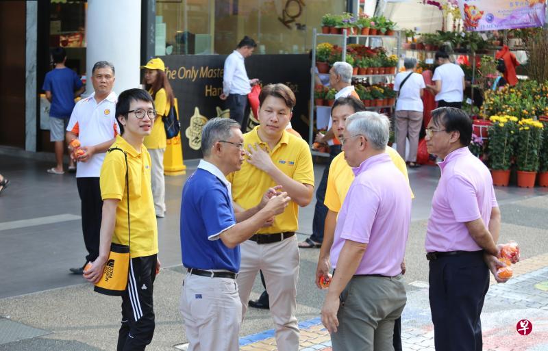 国人为先党秘书长陈如斯(身穿蓝衣者)、人民力量党秘书长吴明盛(右二)、革新党主席朱来成(中)率各自党员,连同民主进步党代表走访宏茂桥市镇中心。(梁麒麟摄) 国人为先党秘书长陈如斯(身穿蓝衣者)、人民力量党秘书长吴明盛(右二)、革新党主席朱来成(中)率各自党员,连同民主进步党代表走访宏茂桥市镇中心。(梁麒麟摄)