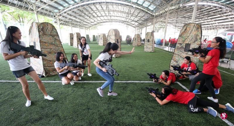 家庭佣工中心的会员与义工在中心的四周年庆祝活动上透过游戏联络感情。(梁麒麟摄) 家庭佣工中心的会员与义工在中心的四周年庆祝活动上透过游戏联络感情。(梁麒麟摄)