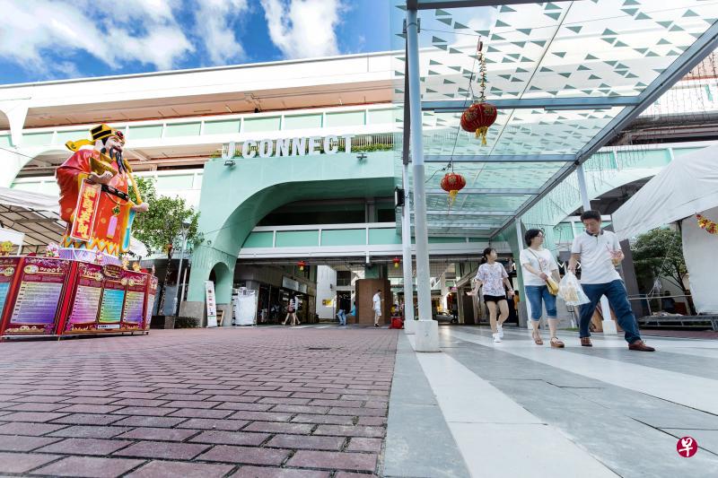 建屋发展局为裕廊东商业城进行翻新,其中一条新建的有盖走道,能直通拟建中的裕廊东临时巴士转换站,预料将带动那里商户的生意。(特约张荣摄) 建屋发展局为裕廊东商业城进行翻新,其中一条新建的有盖走道,能直通拟建中的裕廊东临时巴士转换站,预料将带动那里商户的生意。(特约张荣摄)