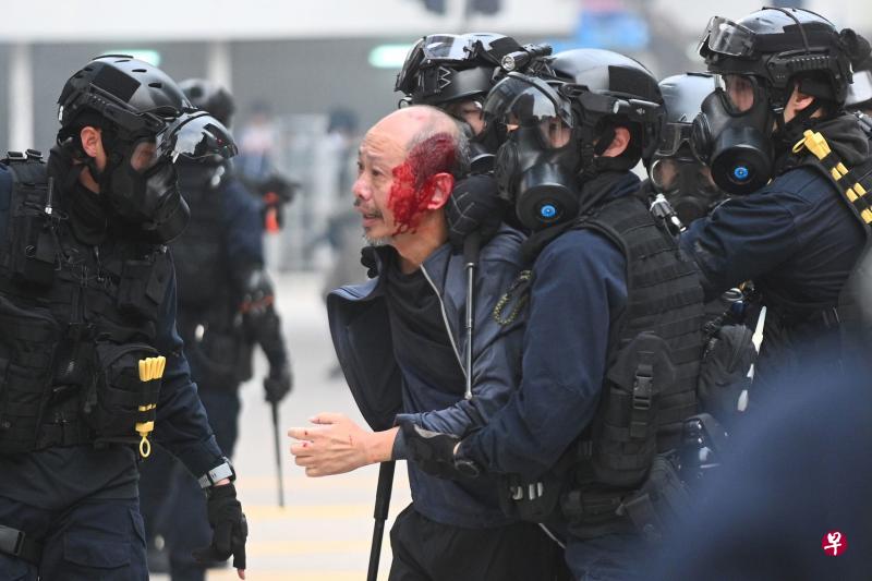 香港警方速龙小队昨天在中环遮打花园逮捕一名参加“天下制裁”集会的男子。(法新社) 香港警方速龙小队昨天在中环遮打花园逮捕一名参加“天下制裁”集会的男子。(法新社)