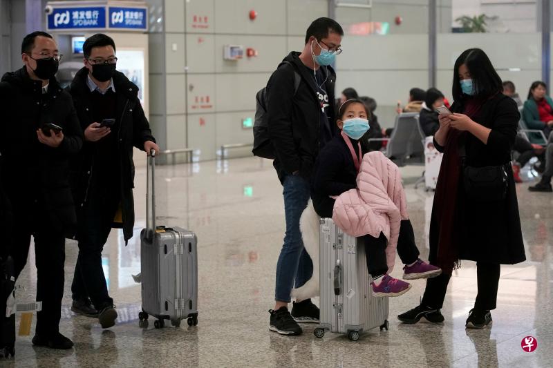 “武汉肺炎”在中国多个城市出现病例,引起口罩销售热潮。图为上海虹桥机场带着口罩的旅客。(路透社) “武汉肺炎”在中国多个城市出现病例,引起口罩销售热潮。图为上海虹桥机场带着口罩的旅客。(路透社)