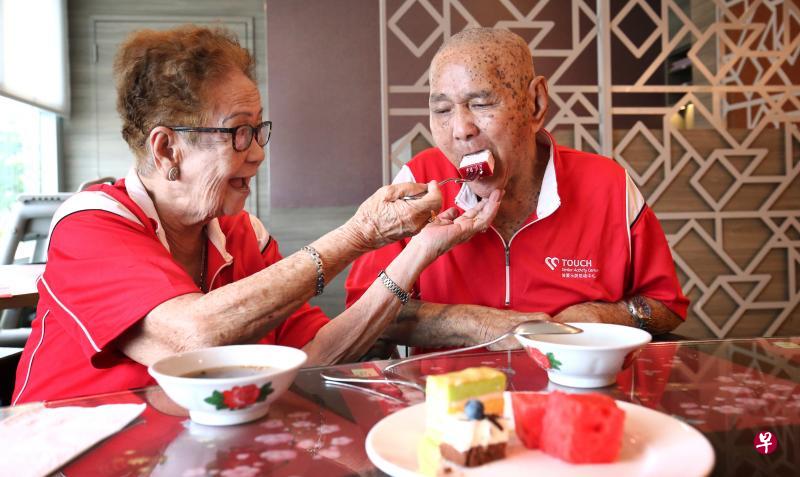 陈如玉和丈夫蔡亚菓结婚64年依旧相爱如初。蔡亚菓如今行动不便,陈如玉庆幸住家楼下有触爱乐龄活动中心,让他们可以就近参加各种丰富的活动。(萧紫薇摄) 陈如玉和丈夫蔡亚菓结婚64年依旧相爱如初。蔡亚菓如今行动不便,陈如玉庆幸住家楼下有触爱乐龄活动中心,让他们可以就近参加各种丰富的活动。(萧紫薇摄)