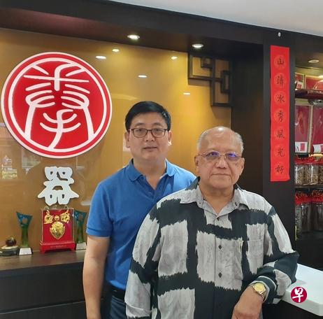 林春发医师(右)和徒弟徐兆帅。 林春发医师(右)和徒弟徐兆帅。