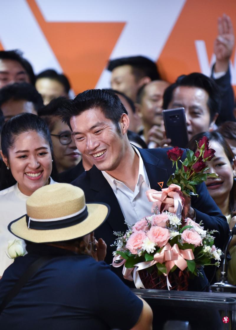 泰国未来前进党党魁塔纳通在闻判后,在曼谷党总部与大批支持者大事庆祝,并高喊“民主万岁”等口号。(法新社) 泰国未来前进党党魁塔纳通在闻判后,在曼谷党总部与大批支持者大事庆祝,并高喊“民主万岁”等口号。(法新社)