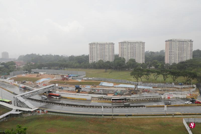 跨岛线全线建于地下。汤申路上段的私有化中等入息公寓LakeviewEstate前的草地,将是绕道路线其中一个工地和通风建筑的地点。(档案照) 跨岛线全线建于地下。汤申路上段的私有化中等入息公寓LakeviewEstate前的草地,将是绕道路线其中一个工地和通风建筑的地点。(档案照)