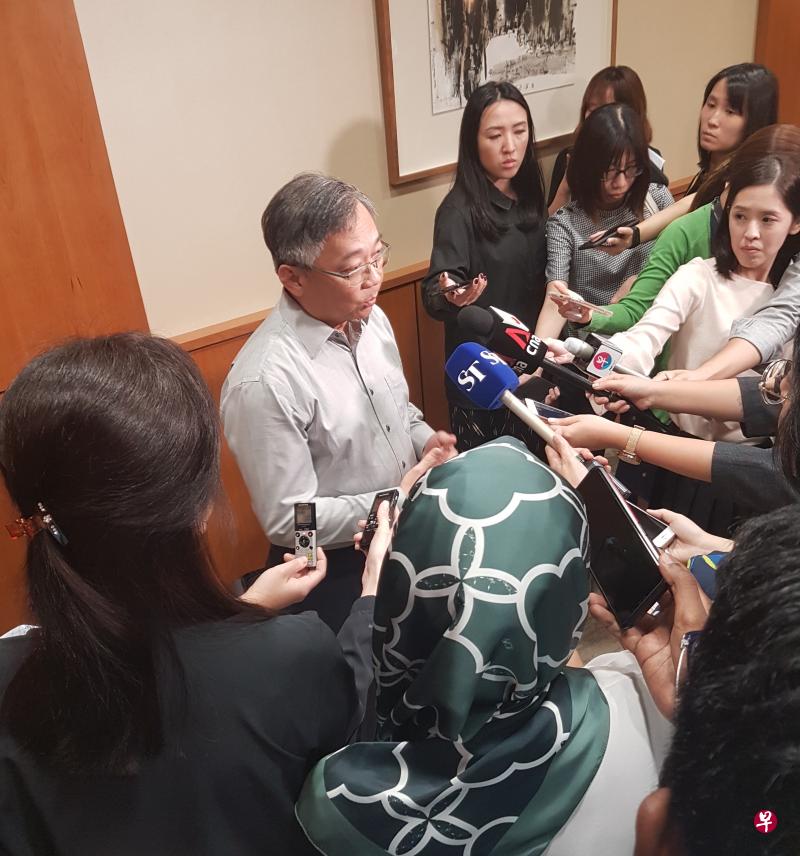 引发武汉肺炎的新型冠状病毒证实人传人,新加坡虽然还没出现确诊病例,但需要做好准备对抗疫情,因此卫生部和教育部等设立跨部门工作小组,由卫生部长颜金勇和国家发展部长黄循财联合领导,以更好协调抗炎工作。(杨萌摄) 引发武汉肺炎的新型冠状病毒证实人传人,新加坡虽然还没出现确诊病例,但需要做好准备对抗疫情,因此卫生部和教育部等设立跨部门工作小组,由卫生部长颜金勇和国家发展部长黄循财联合领导,以更好协调抗炎工作。(杨萌摄)