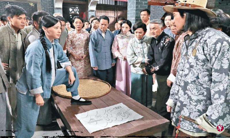 酱油厂女工朱晨丽(左二)凭着坚忍毅力,带领酱油厂走出困境。(互联网) 酱油厂女工朱晨丽(左二)凭着坚忍毅力,带领酱油厂走出困境。(互联网)