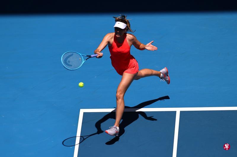 俄罗斯女将玛利亚一身红装上阵,可惜没有取得“开门红”。(路透社) 俄罗斯女将玛利亚一身红装上阵,可惜没有取得“开门红”。(路透社)