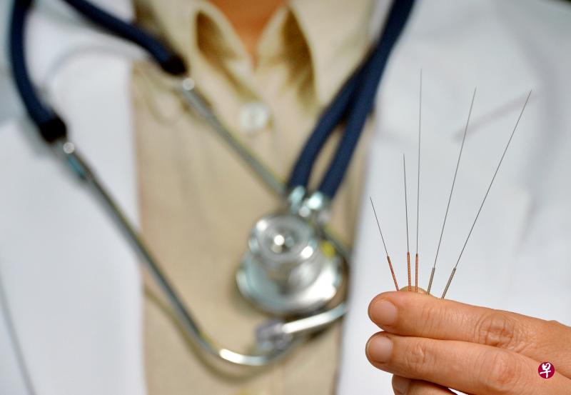 作者说,我国医药成本相当高,我们不妨更深入探讨并推广成本低、疗效好的自然疗法和中医药。中医药有数千年历史,现代中医药也逐渐科学化、规范化。(档案照) 作者说,我国医药成本相当高,我们不妨更深入探讨并推广成本低、疗效好的自然疗法和中医药。中医药有数千年历史,现代中医药也逐渐科学化、规范化。(档案照)