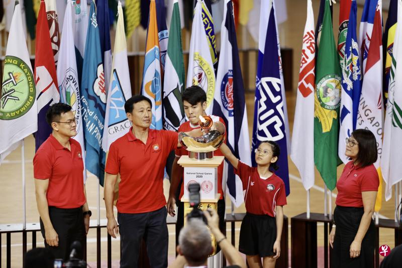 教育部长王乙康为全国校际运动会主持开幕时透露,将扩大让学生参与课程辅助活动(CCA)的方式,以更有效地支持学生的多元兴趣。(档案照) 教育部长王乙康为全国校际运动会主持开幕时透露,将扩大让学生参与课程辅助活动(CCA)的方式,以更有效地支持学生的多元兴趣。(档案照)