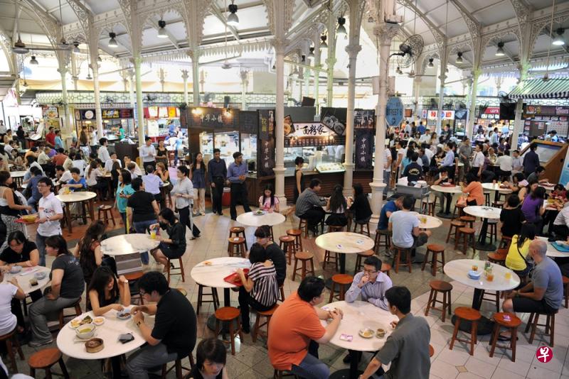 本地一个小贩中心在午餐时间,挤满了用餐的顾客。(档案照) 本地一个小贩中心在午餐时间,挤满了用餐的顾客。(档案照)