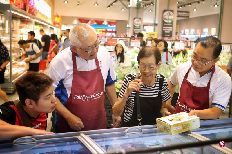 职总平价集团主席陈育宠(左二)和集团总裁谢健平(左四)与慈善基金受惠者一同逛超市购物,从中了解他们的日常生活。(严宣融摄) 职总平价集团主席陈育宠(左二)和集团总裁谢健平(左四)与慈善基金受惠者一同逛超市购物,从中了解他们的日常生活。(严宣融摄)