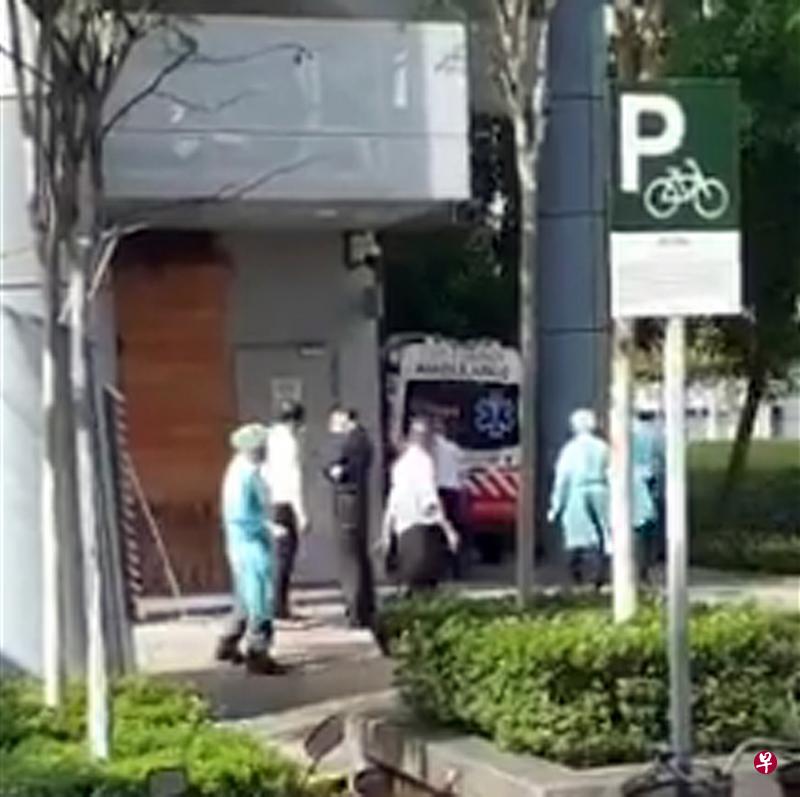 公众拍下后传上面簿的画面显示,数名全副武装医护人员昨早出现在东福坊,用救护车把一名男病人送往医院。(网络视频截图) 公众拍下后传上面簿的画面显示,数名全副武装医护人员昨早出现在东福坊,用救护车把一名男病人送往医院。(网络视频截图)