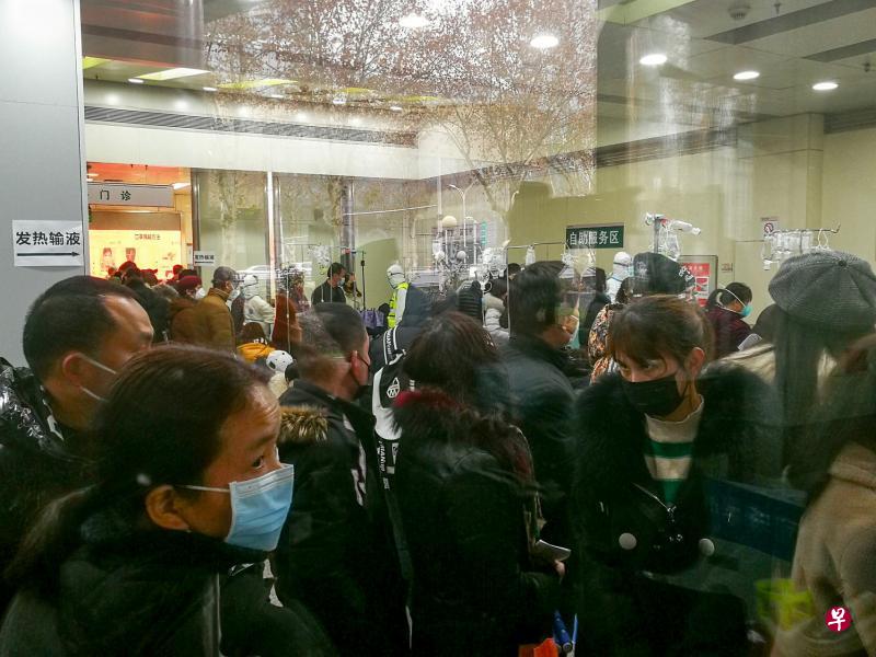 有武汉医生称当地医院的救治能力已到了极限,图为武汉同济医院发热门诊部门前天挤满了等候看诊的病患。(路透社) 有武汉医生称当地医院的救治能力已到了极限,图为武汉同济医院发热门诊部门前天挤满了等候看诊的病患。(路透社)