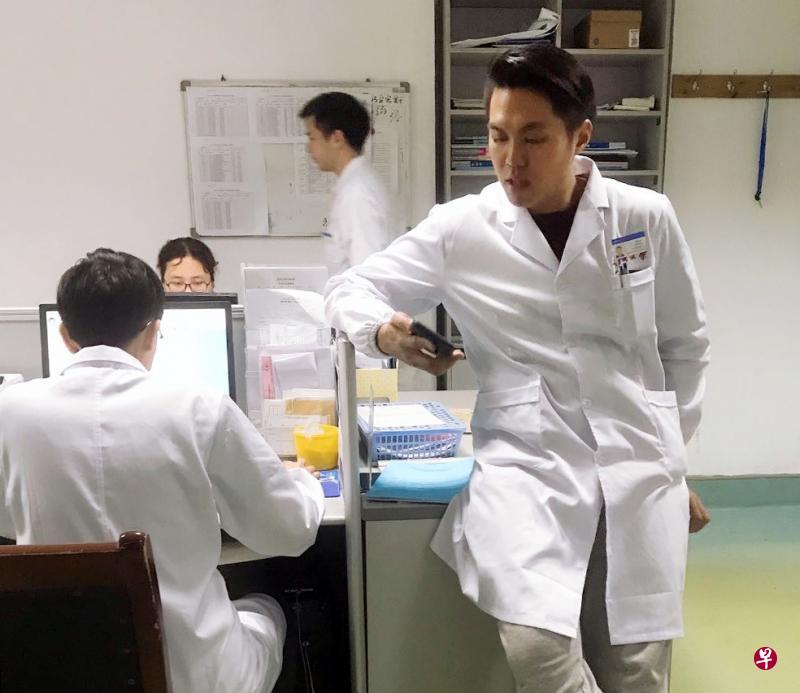 受困武汉的新加坡学生菲特里（右一）自去年2月开始在武汉大学中南医院实习，直到星期一才被令撤出。（受访者提供）