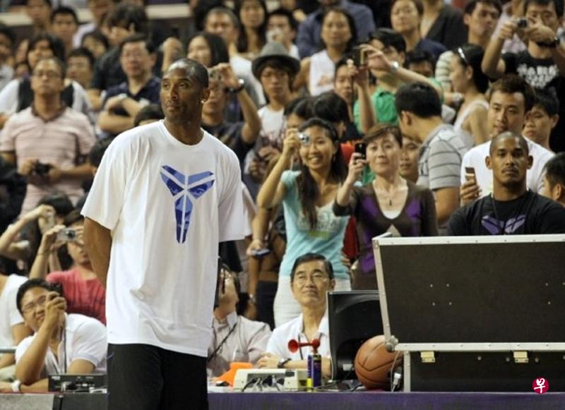 当年,布赖恩特从容不迫地环视全场,带着气定神闲的气场,脸上从没有一丝傲慢或怠惰之情,焦点始终放在场上的20名年轻球员身上。后排蓝衣者为笔者。(笔者提供) 当年,布赖恩特从容不迫地环视全场,带着气定神闲的气场,脸上从没有一丝傲慢或怠惰之情,焦点始终放在场上的20名年轻球员身上。后排蓝衣者为笔者。(笔者提供)